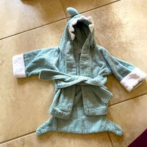 Hooded shark towel for infant